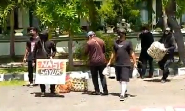 Usai Hadiri Sidang, Pendukung Jerinx Bagikan Ratusan Bungkus Nasi