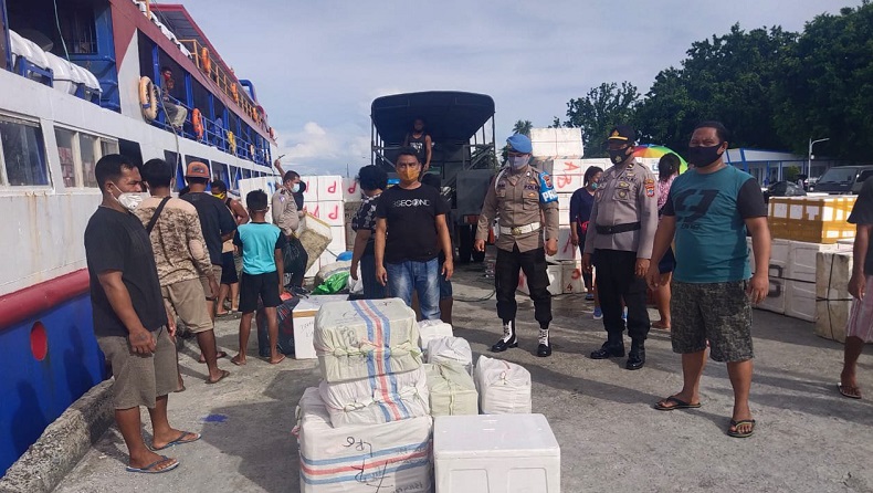 title Polres Talaud Kembali Amankan Ratusan Miras Jenis Cap Tikus di Pelabuhan Lirung Polres Talaud Kembali Amankan Ratusan Miras Jenis Cap Tikus di Pelabuhan Lirung