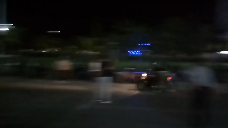 Terekam Kamera, Satpol PP di Wajo Pukul Pemotor Terobos Razia Masker