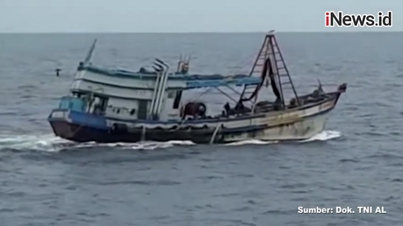 TNI AL Tangkap 2 Kapal Ikan Berbendera Vietnam, 19 ABK Diamankan