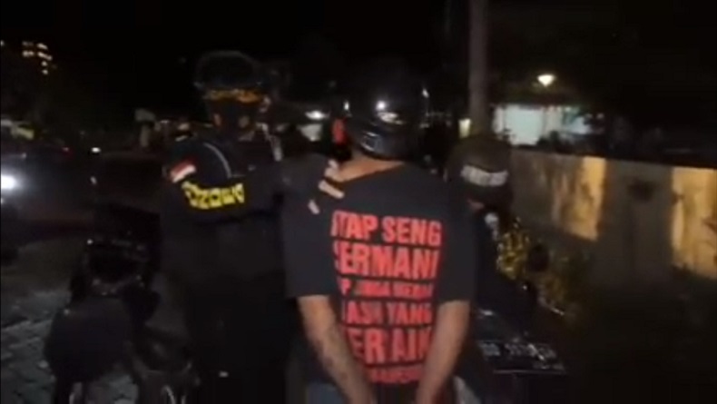 title Kejar Joki Balap Liar, Polisi di Makassar Dapati Pemuda Bawa Sabu Kejar Joki Balap Liar, Polisi di Makassar Dapati Pemuda Bawa Sabu