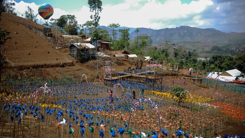 Deretan Ribuan Kincir Angin Jadi Lokasi Swafoto saat Wisata ke Bandung - Bagian 2