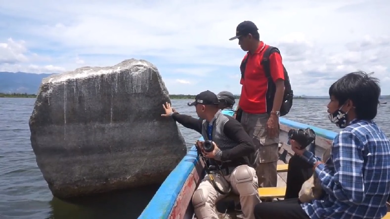 Peninggalan Prasejarah, Warga Geger Ada Batu Beranak di Danau Sentani