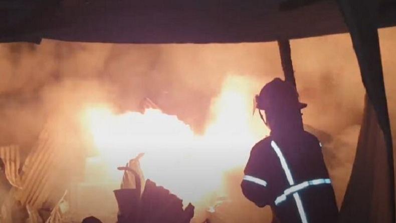 title Gudang Dupa di Medan Terbakar, 5 Armada Damkar Dikerahkan untuk Padamkan Api Gudang Dupa di Medan Terbakar, 5 Armada Damkar Dikerahkan untuk Padamkan Api