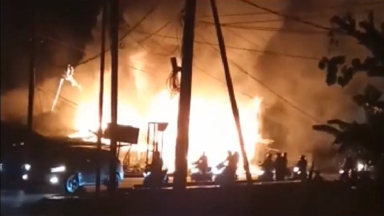 Kebakaran Hebat di Gowa, Api Menyala Disertai Kilatan Listrik