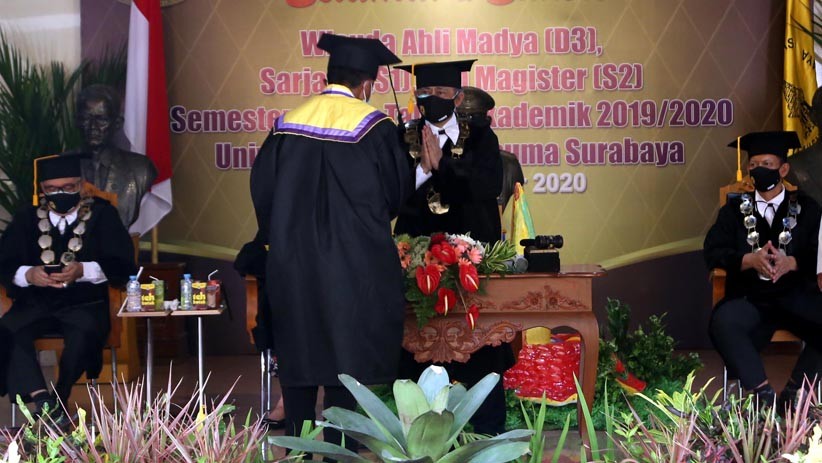 Ratusan Lulusan UWKS Ikuti Wisuda secara Drive Thru - Bagian 1