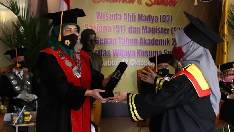 Ratusan Lulusan UWKS Ikuti Wisuda secara Drive Thru - Bagian 3