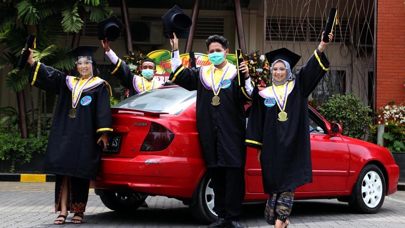 Ratusan Lulusan UWKS Ikuti Wisuda secara Drive Thru - Bagian 4