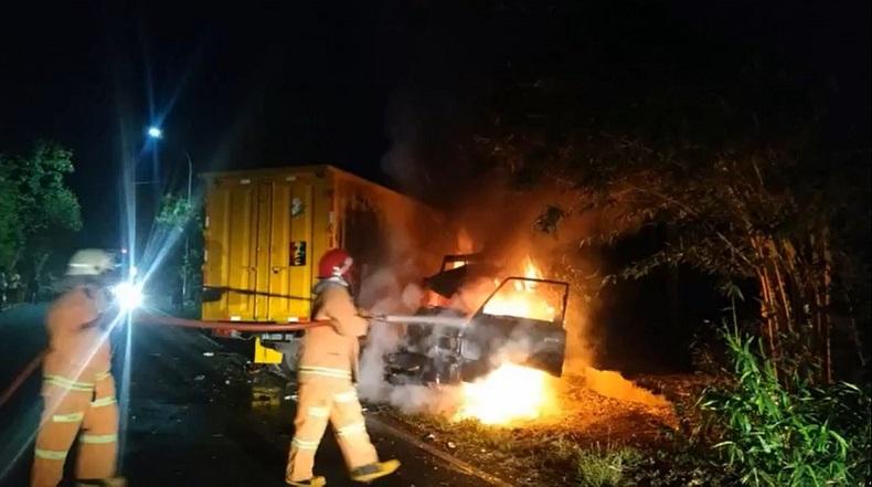 Mobil Pikap Terbakar di Bojonegoro, 5 Korban Luka dan Dilarikan ke Rumah Sakit