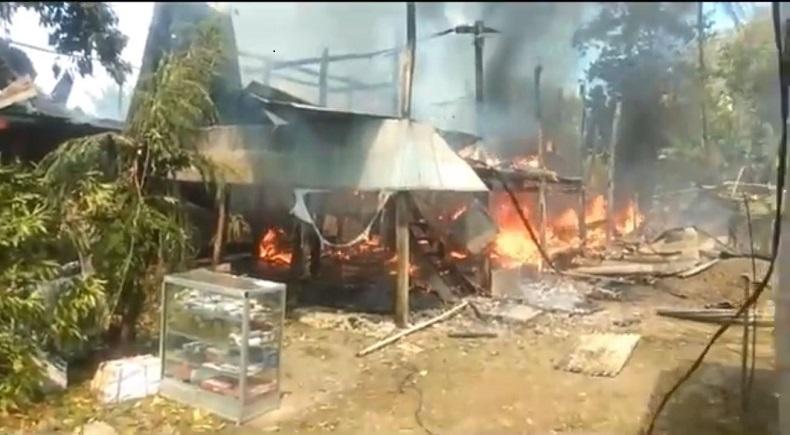  3 Rumah Panggung di Wajo Terbakar, Api Diduga akibat Korsleting Listrik
