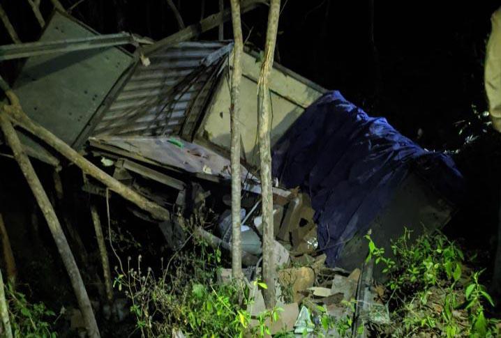 title Truk Tabrak Warung Angkringan di Gunungkidul, 1 Meninggal dan 4 Luka-luka Truk Tabrak Warung Angkringan di Gunungkidul, 1 Meninggal dan 4 Luka-luka