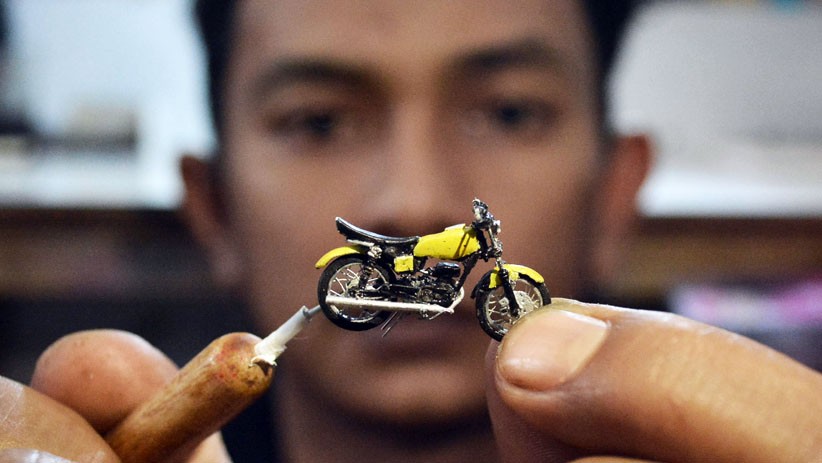 Kerajinan Miniatur Sepeda Motor dari Bahan Limbah Plastik