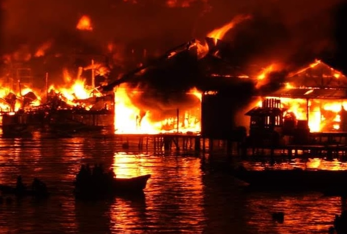 title Puluhan Rumah di Jayapura Terbakar, 2 Orang Luka-Luka Puluhan Rumah di Jayapura Terbakar, 2 Orang Luka-Luka