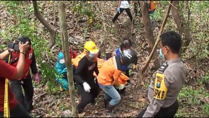 Mayat Laki-Laki Telanjang Membusuk di Hutan Mojokerto, Diduga Korban Pembunuhan
