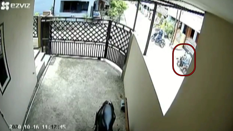 Aksi Curanmor Terekam CCTV, Pelaku Butuh 10 Detik untuk Bawa Kabur Motor