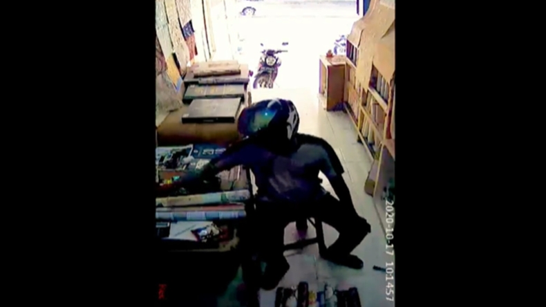 Aksi Pencuri Ponsel di Palembang Terekam CCTV saat Pura-Pura Belanja