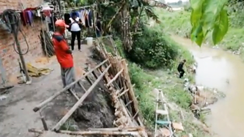 Tanah Tergerus saat Hujan, Rumah Warga di Prabumulih Timur Terancam Longsor