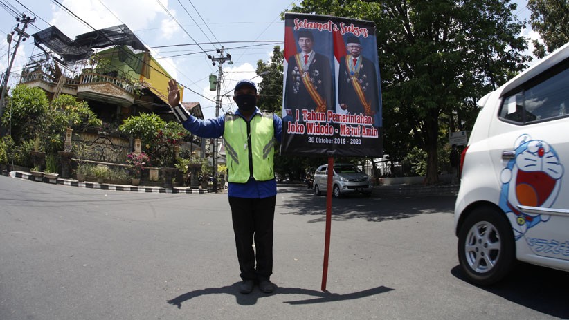 Apresiasi Kinerja Jokowi-Ma'ruf Amin, Relawan Pajang Foto Sambil Atur Lalu Lintas - Bagian 2