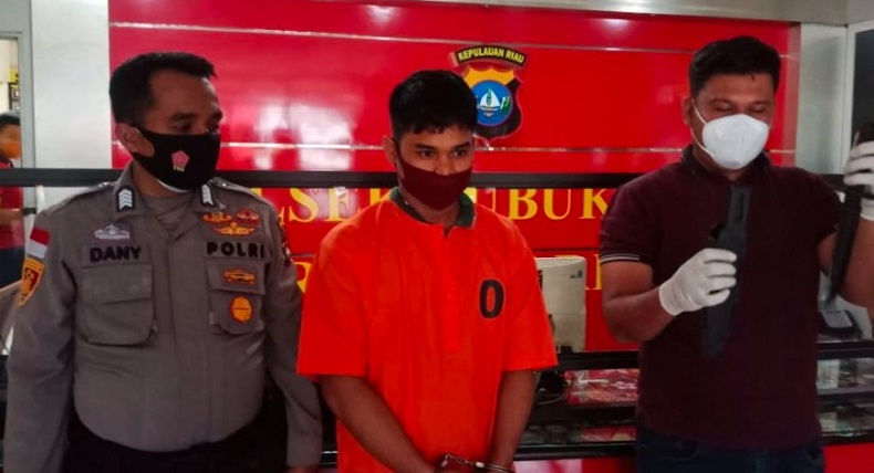 Dibakar Cemburu, Pria di Batam Tusuk Teman Karib dengan Sangkur