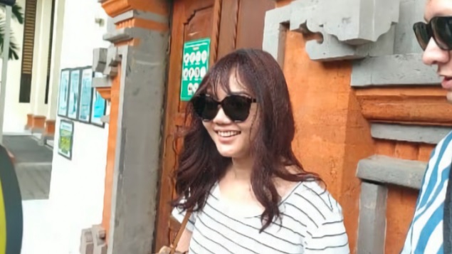 Dukung Jerinx, Aktris Rina Nose Datangi PN Denpasar