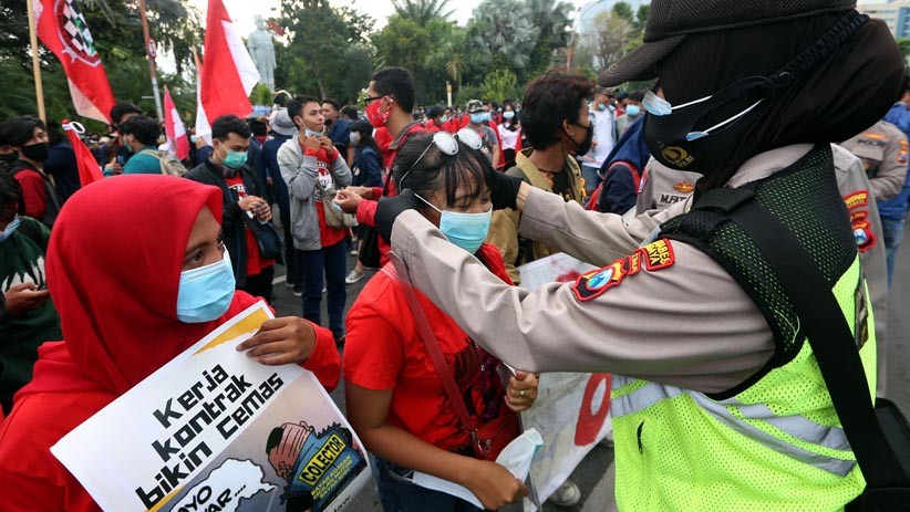Polisi Bagi-Bagi Masker kepada Massa Aksi Tolak Omnibus Law - Bagian 1