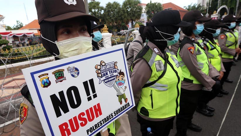 Polisi Bagi-Bagi Masker kepada Massa Aksi Tolak Omnibus Law - Bagian 3
