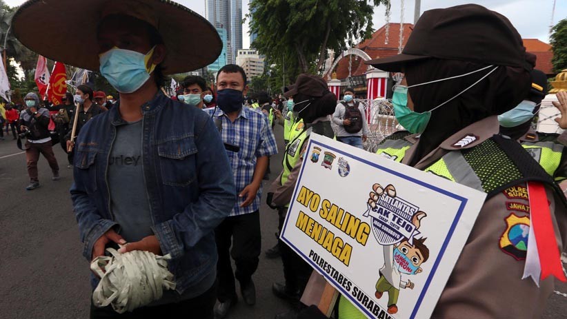 Polisi Bagi-Bagi Masker kepada Massa Aksi Tolak Omnibus Law - Bagian 4