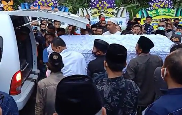 Duka Iringi Pemakaman Waket DPRD Pekalongan Korban Kecelakaan di Tol Solo-Ngawi