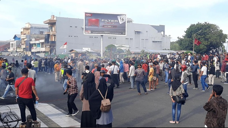 Ribuan Mahasiswa Demo Tolak UU Cipta Kerja di Ternate, Sempat Ricuh saat Pembakaran Ban