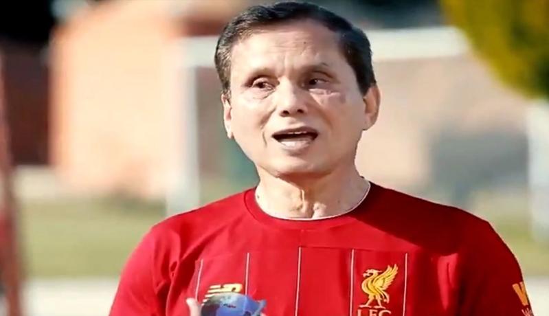 Punya 6 Cucu, Kakek 74 Tahun Ini Jadi Pemain Sepak Bola Tertua di Dunia