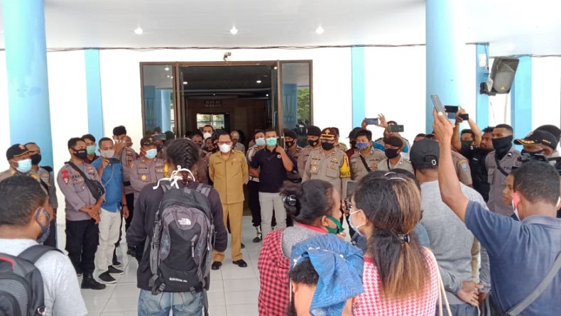 title Protes Hasil CPNS, Puluhan Warga Datangi Kantor Bupati Raja Ampat Protes Hasil CPNS, Puluhan Warga Datangi Kantor Bupati Raja Ampat