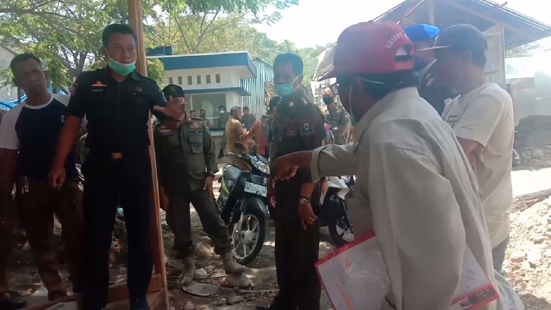 Satpol PP dan Pedagang di Jeneponto Bersitegang saat Pembongkaran Kios