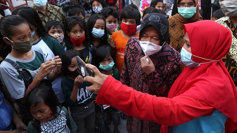 Momen Wali Kota Risma Bagi-Bagi Masker kepada Warga Surabaya - Bagian 4