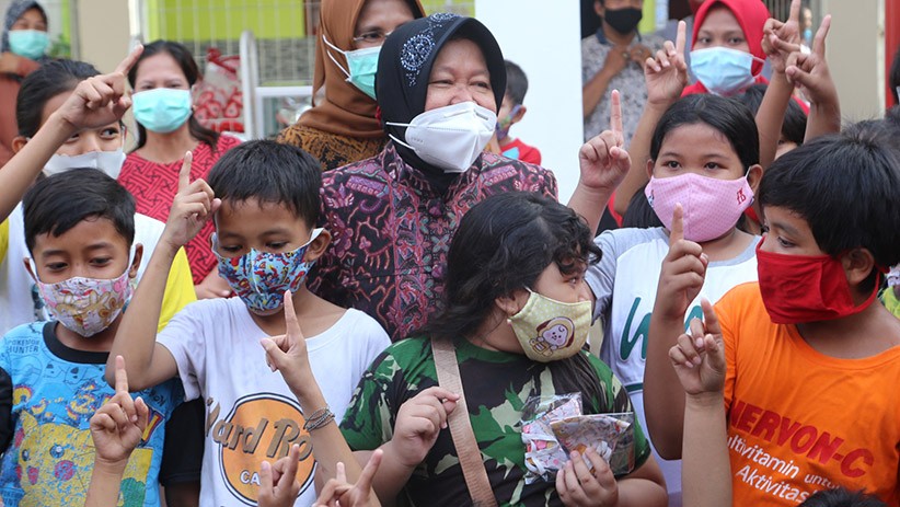 Momen Wali Kota Risma Bagi-Bagi Masker kepada Warga Surabaya - Bagian 3
