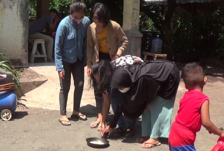 Cuaca Sangat Panas, Warga Probolinggo Goreng Telur di Bawah Terik Matahari