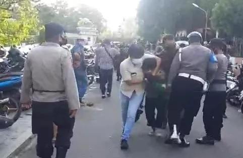 Viral Perwira Polisi Dipukuli Sesama Polisi, Polda Jambi: Itu Bukan Aparat