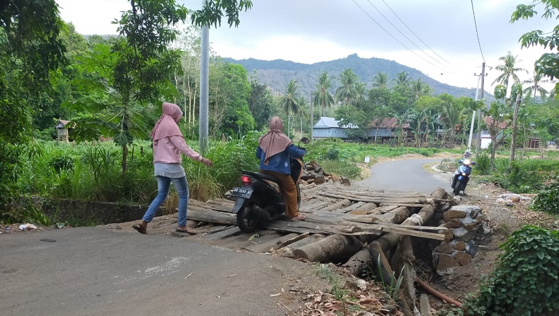 title Nyaris Ambruk, Jembatan Penghubung Antardaerah di Jeneponto Makan Korban Nyaris Ambruk, Jembatan Penghubung Antardaerah di Jeneponto Makan Korban