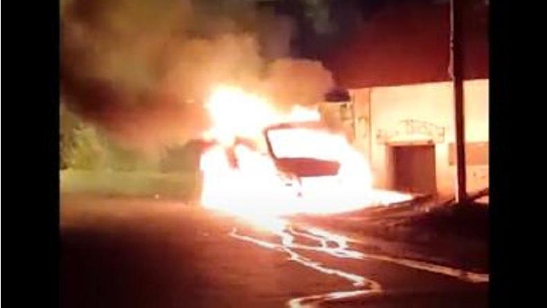 Geger, Mobil Boks Bawa Sembako di Sidoarjo Terbakar di Pinggir Jalan