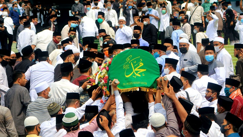 Ribuan Pelayat Antar Jenazah Pimpinan Pondok Pesantren Gontor - Bagian 1