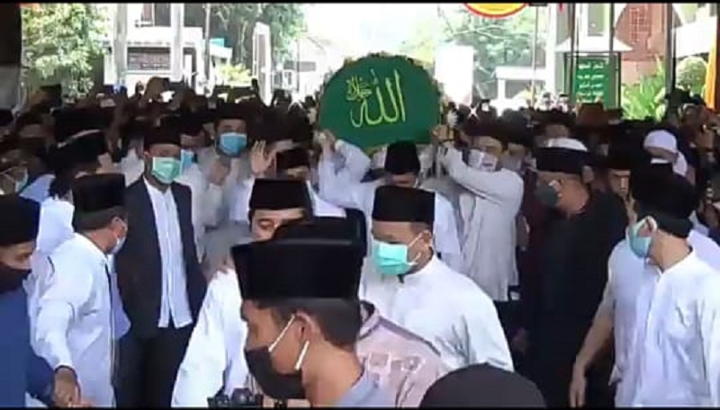 Haru, Ribuan Pelayat Antarkan KH Abdullah Syukri Zarkasyi ke Peristirahatan Terakhir