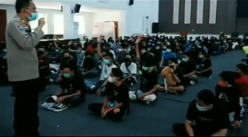title Ratusan Pendemo Tolak Omnibus Law Dipulangkan, 1 Masih Ditahan Ratusan Pendemo Tolak Omnibus Law Dipulangkan, 1 Masih Ditahan