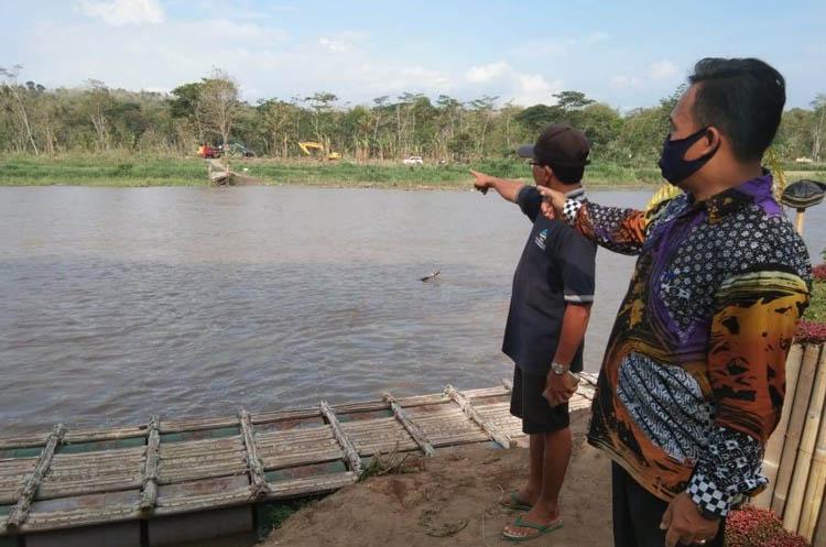 title 4 Bulan Dibangun dengan Dana Rp50 Juta, Jembatan Sesek Sungai Progo Ambruk Diterjang Banjir 4 Bulan Dibangun dengan Dana Rp50 Juta, Jembatan Sesek Sungai Progo Ambruk Diterjang Banjir