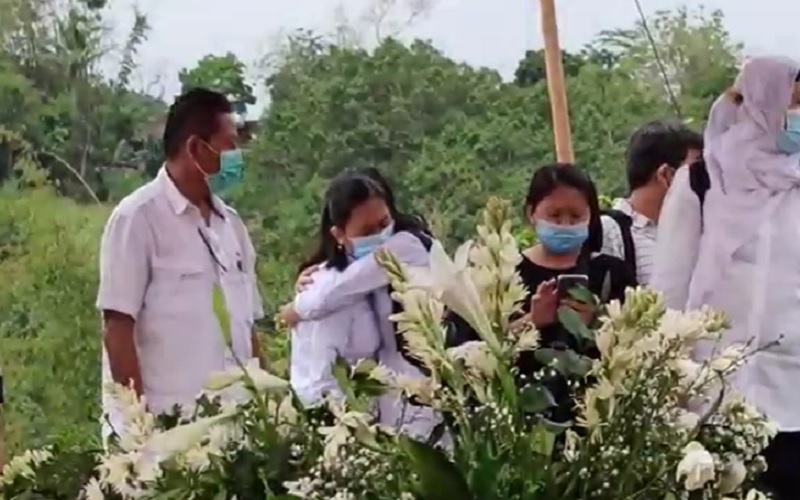 title Jenazah Perempuan Terbakar di Jok Belakang Mobil Dimakamkan, Putri Korban Terus Menangis Jenazah Perempuan Terbakar di Jok Belakang Mobil Dimakamkan, Putri Korban Terus Menangis