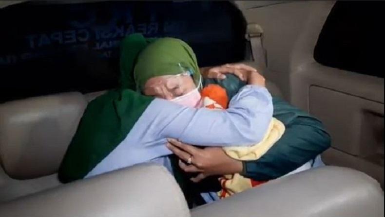 Tangis Haru Si Kembar Trena dan Treni Dipertemukan