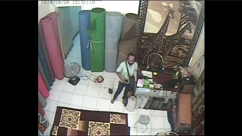 Pemuda di Mojokerto Curi Handphone di Toko Karpet, Aksi Terekam CCTV dan Viral