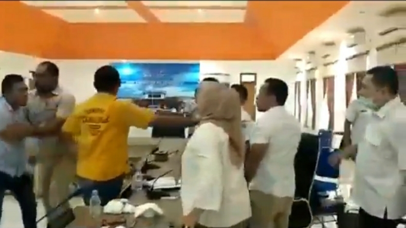 Rapat Pembahasan Pinjaman Pemerintah Kabupaten Pulau Morotai Ricuh, Sejumlah Fasilitas Rusak