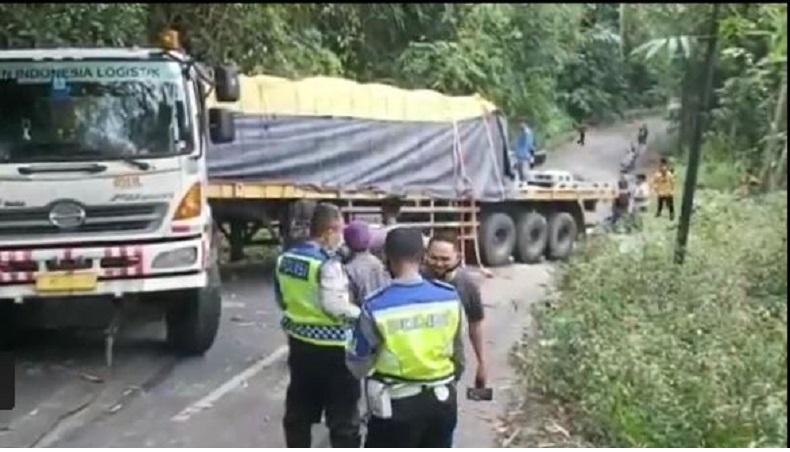 Truk Tronton Tak Kuat Nanjak di Ciamis, Puluhan Sak Semen Jatuh