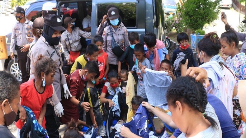 title Pengungsi Kebakaran Dok IX Jayapura Butuh Pakaian Dalam dan Perlengkapan Tidur Pengungsi Kebakaran Dok IX Jayapura Butuh Pakaian Dalam dan Perlengkapan Tidur