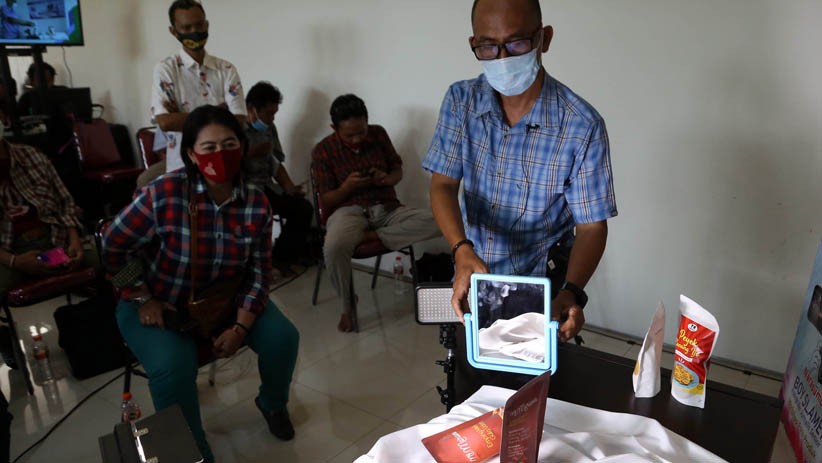 Fotografer Senior Jawa Timur Ini Bagikan Ilmu Memotret Produk kepada Pelaku UMKM - Bagian 2