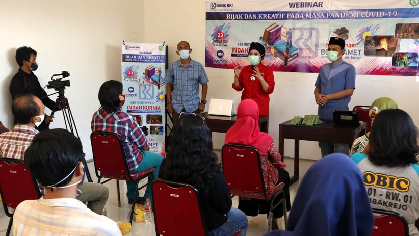 Fotografer Senior Jawa Timur Ini Bagikan Ilmu Memotret Produk kepada Pelaku UMKM - Bagian 5
